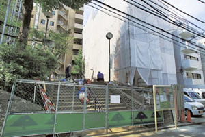 右仮囲いがホテルの改修工事、左階段上が神泉公園