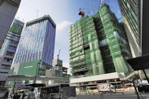 高層ビルが林立する渋谷駅前の再開発工事