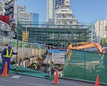 公園面積の２割をカフェなどの建物が占める北谷公園（建設中）。後方にあるのは区役所本庁舎